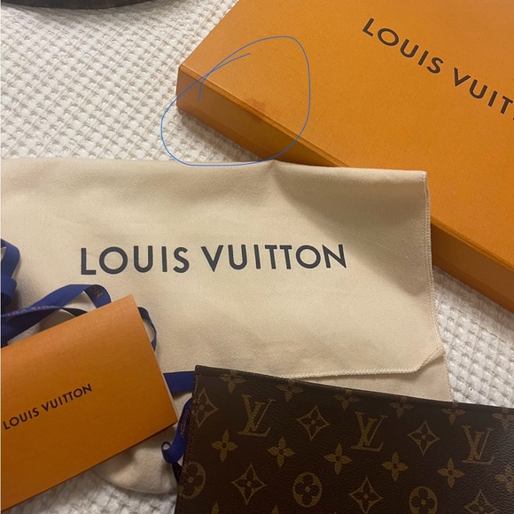 Louis Vuitton Toiletry 26 Bag - Picture 2 of 4